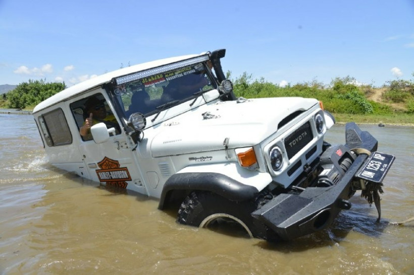 Gubernur Gorontalo Nekat Uji Coba Sungai Bone Untuk Offroad J